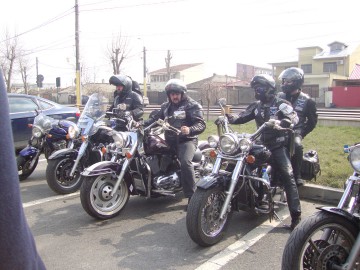Motocicliştii au ieşit în stradă alături de poliţiştii rutieri: au cerut şoferilor „să împartă drumul”